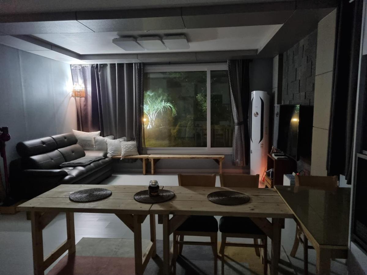 Gashi Sarang Bed & Breakfast Seogwipo Dış mekan fotoğraf